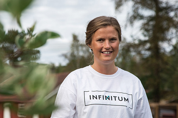 Woman in white T-shirt with Infinitum logo